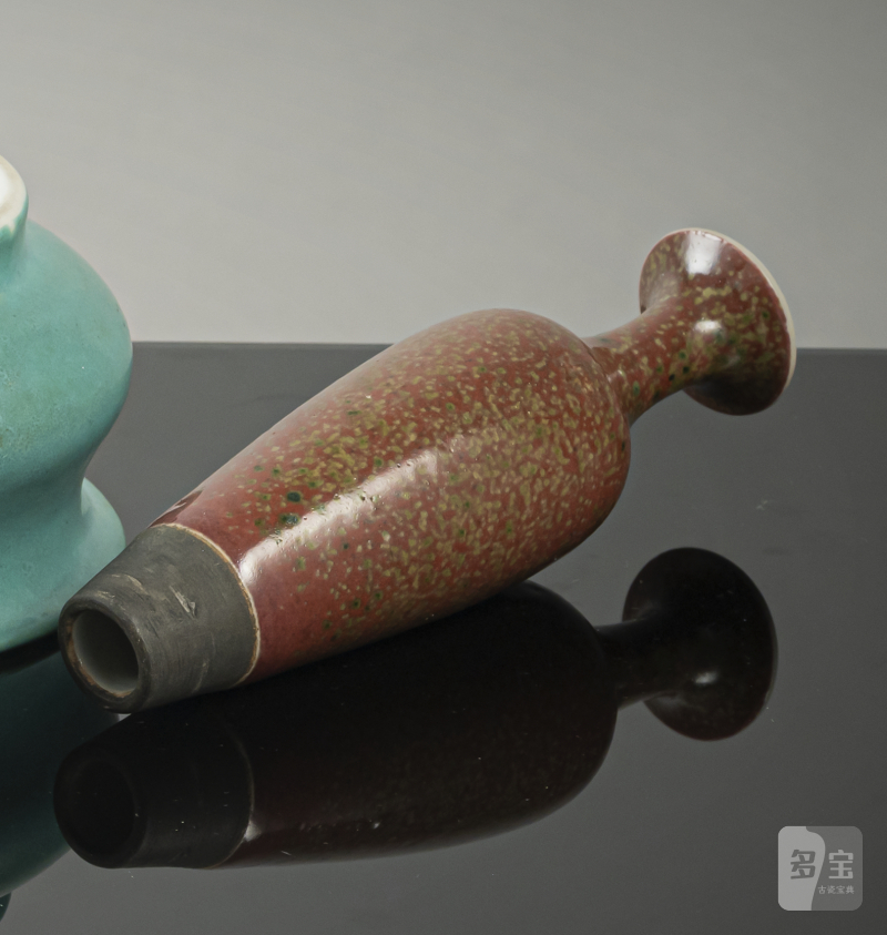 A fine 'Guanyin' porcelain vase with Peachbloom glaze on a wooden stand - 图3